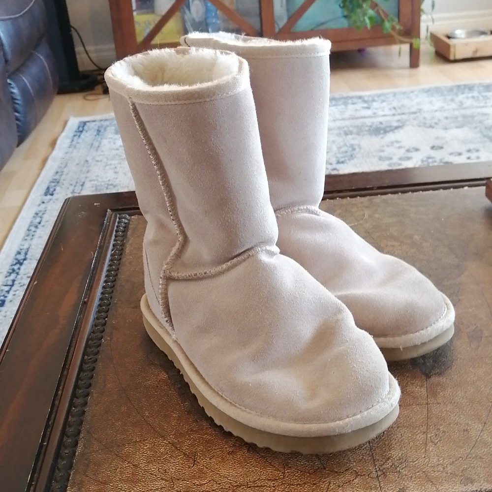 Ugg Australia Size 7 Classic Short 5825